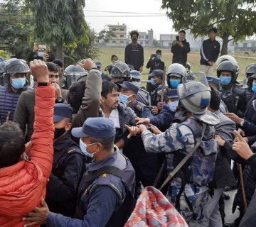 एमालेका कार्यकर्ताले देखाए प्रदेश १ का मुख्यमन्त्री राईलाई कालो झण्डा